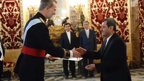 El embajador de Irán saluda al rey de España. (Twitter)
