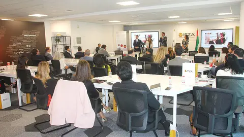 La sede de IFZA en Dubai registró un lleno durante el encuentro organizado por el SBC para informar sobre el nuevo impuesto de sociedades en Emiratos Árabes. (EL CORREO)