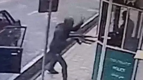 Una captura de pantalla del agresor al entrar en la Embajada. (Twitter)