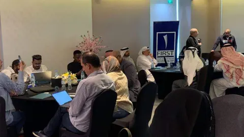 Una imagen de trabajadores expatriados y emiratíes. (EL CORREO)