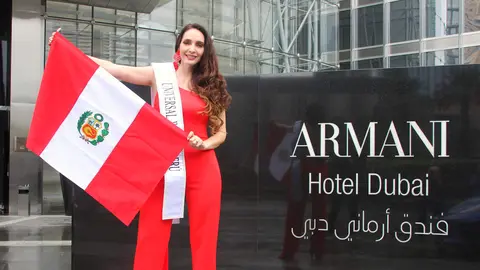 Pierangeli Dodero, bandera en mano del Perú, en Dubai anteel hotel Armani, localizado en el Burj Khalifa, edificio más alto del planeta. (EL CORREO)