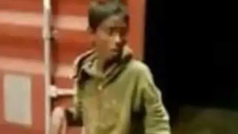 Una imagen de Twitter del menor tras salir del contenedor.