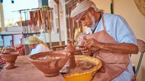 Un alfarero en el Heritage Village de Abu Dhabi. (WAM)