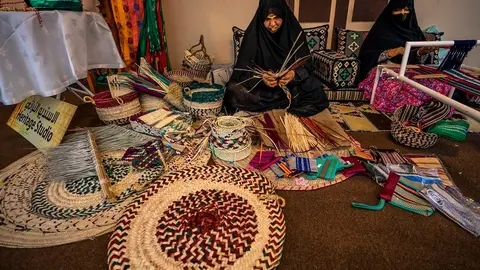 Una artesana en el festival de Abu Dhabi. (WAM)