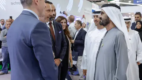 El gobernante de Dubai durante su recorrido por Arab Health 2023. (WAM)
