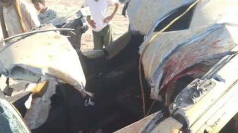 Una imagen de Twitter del estado del coche tras el ataque.