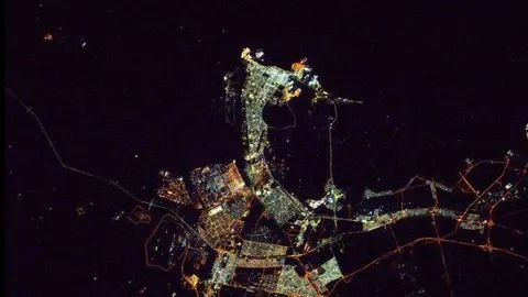 La imagen de Abu Dhabi de noche desde el espacio. (Twitter)