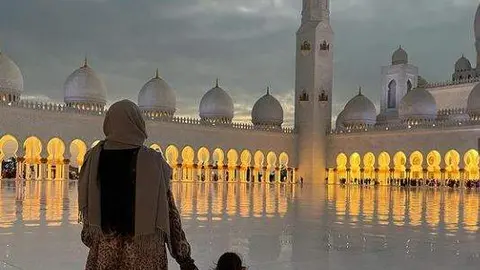 Naomi Campbell en la Gran Mezquita de Abu Dhabi con su hija de 20 meses. (Instagram)