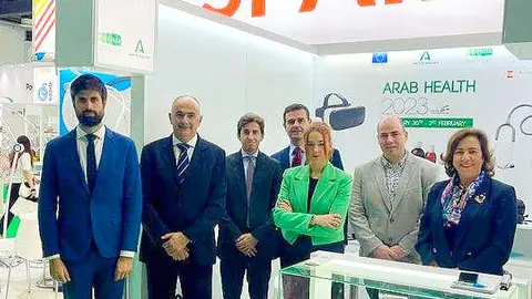 La delegación andaluza, ante el stand de la Juna en Arab Health de Dubai. (Junta de Andalucía)