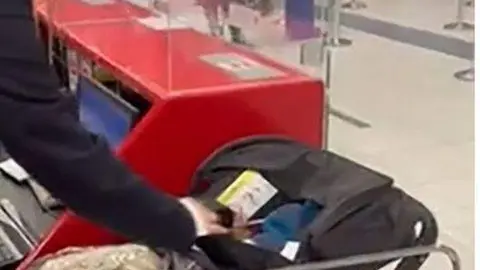 Una captura de pantalla del bebé abandonado del vídeo difundido en Twitter.