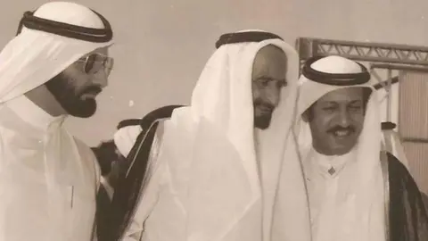 Una imagen de Twitter de Muhammad Saeed Al-Mulla (primero por la derecha).