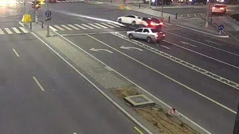 Una captura de pantalla del vídeo difundido por la Policía de Abu Dhabi. (Instagram)