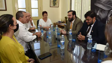 La delegación de WAM con representantes cubanos de Prensa Latina. (Twitter)