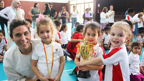 Alumnos, familias y profesoras, una gran familia. (EL CORREO)