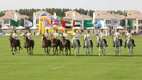 La Policía de Dubai a caballo protagonizó un desfile sobre el terreno en la antesala de la gran final. (EL CORREO)