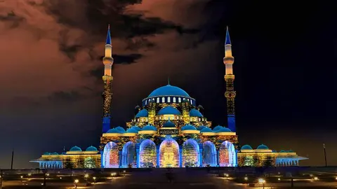 Mezquita de Sharjah iluminada. (Web Festival Sharjah Light)