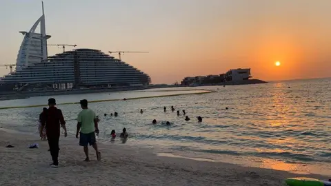 Atardecer en una playa de Dubai. (EL CORREO)