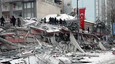 Una imagen de Twitter de un edificio afectados por los temblores en Turquía.