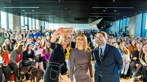 Roberta Metsola, presidenta del Parlamento Europeo, durante el debate público con estudiantes el 27 de enero en IE University. (www.ie.edu)
