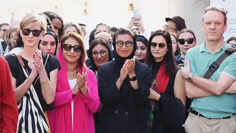Autoridades e invitados en la inauguración en Sharjah de la Bienal 2023. (@Bodour)