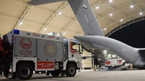 Uno de los aviones emiratíes carga los equipos de rescates con destino Turquía. (Ministerio de Defensa de EAU)
