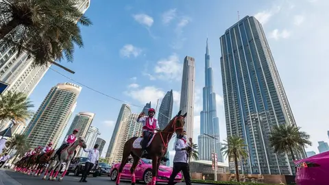 La Caravana Rosa a su paso por Dubai. (WAM)