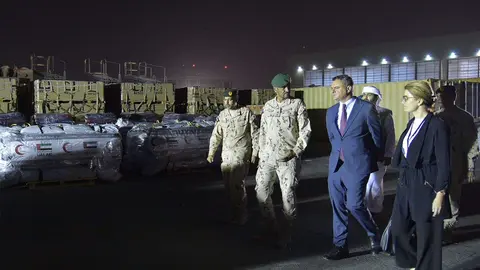 El embajador turco en EAU durante su recorrido por la base miliatr. (WAM)