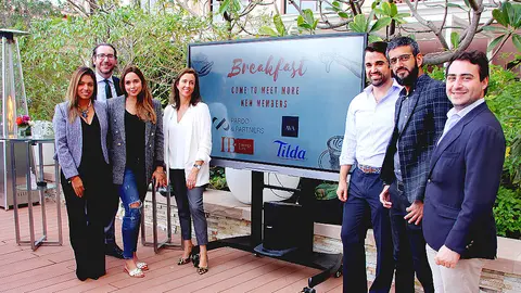 Representantes de las tres nuevas compañías asociadas y del SBC durante el desayuno empresarial desarrollado en hotel Kempinski del Mall of the Emirates. (EL CORREO)