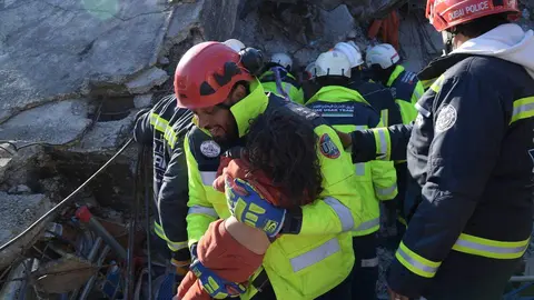 El equipo emiratí con una niña rescatada. (WAM)