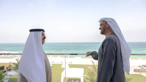 El rey de Bahréin (izquierda) recibe al presidente de EAU en su vivienda en Abu Dhabi. (WAM)
