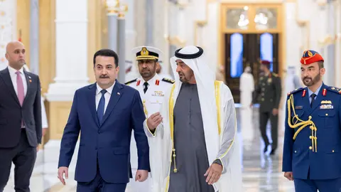 El presidente de EAU junto al primer ministro de Iraq este jueves en Abu Dhabi. (WAM)