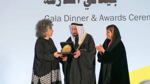 La artista colombiana recibe el premio del gobernate de Sharjah y en presencia de la jequesa Hoor bint Sultan Al Qasimi, presidenta de la Fundación de Arte del emirato. (WAM)