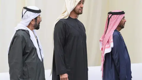 El presidente de Emiratos Árabes en el centro de la imagen recibe el pésame por la muerte de su suegra. (WAM)