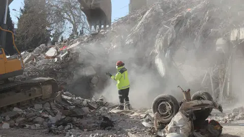 Un miembro del equipo de rescate de Emiratos en Turquía. (WAM)