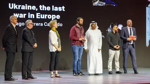 Diego Herrera Carcedo recibe en Sharjah el premio 'Fotoperiodista Independiente'. (WAM)