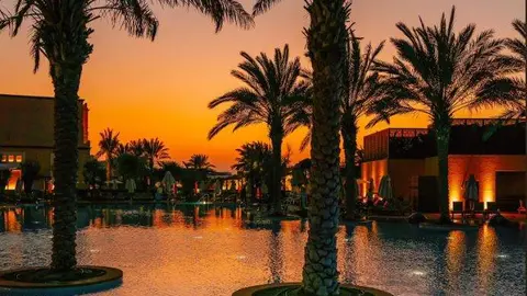 Una imagen de un hotel en la playa de la isla de Saadiyat en Abu Dhabi. (Twitter)