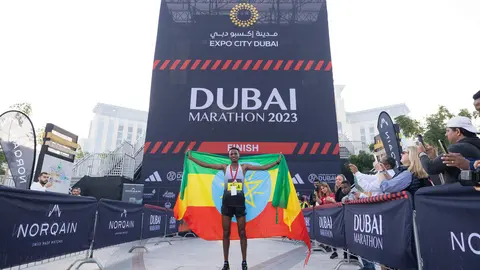 El ganador del maratón de Dubai. (Dubai Media Office)