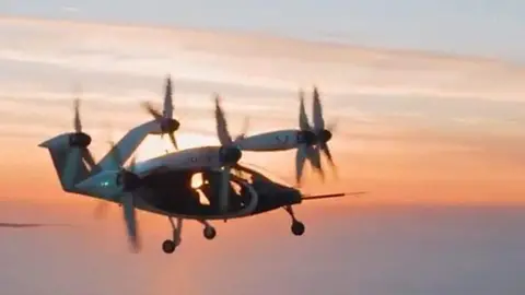 Captura de pantalla del vídeo difundido por el gobernante de Dibai de un taxi aéreo. (Twitter)