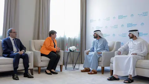 Un momento del encuentro entre el gobernante de Dubai y la directora del Fondo Monetario Internacional. (WAM)