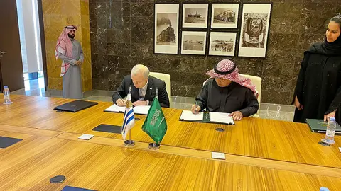Nelson Yemil Chabén, embajador de Uruguay en Riad -izquierda-, y Abdulaziz Al Duailej, director general de la Autoridad General de Aviación Civil de Arabia Saudita, firma el acuerdo. (www.uruarabia.com.uy)