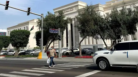 Un semaforo en rojo en Abu Dhabi. (EL CORREO)