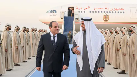 El presidente de Egipto es recibido por el jeque Mohamed en Abu Dhabi. (WAM)