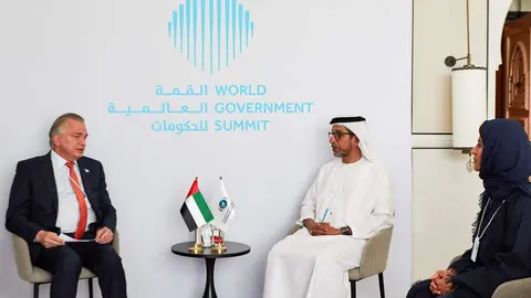 El canciller de Costa Rica con el director del Fondo de Desarrollo de Abu Dhabi. (WAM)