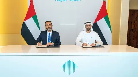 Un momento de la firma del acuerdo entre Vista y la oficina de EAU. (WAM)