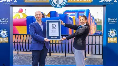 Entrega del certificado de récord al parque inflable de Dubai. (Twitter)