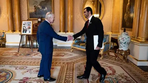 Una imagen de Twitter del encuentro entre el rey Carlos y el ministro emiratí.