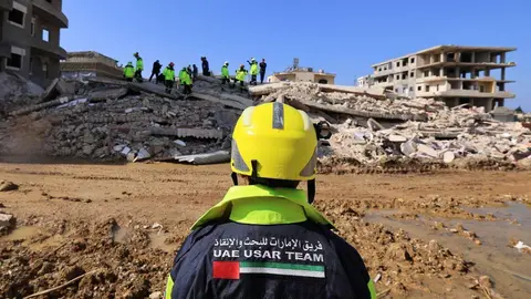 Un miembro del equipo de rescate emiratí en turquí. (WAM)