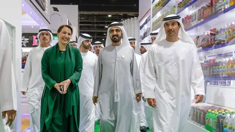 El jeque Mohammed recorre Gulfood acompañado de la ministra Mariam bint Mohammed Saeed Hareb Almheiri, entre otros. (WAM)