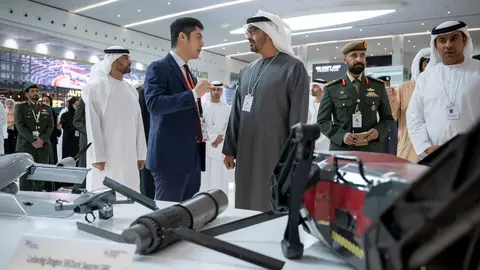 El presidente de EAU durante la visita a uno de los pabellones de IDEX 2023. (WAM)