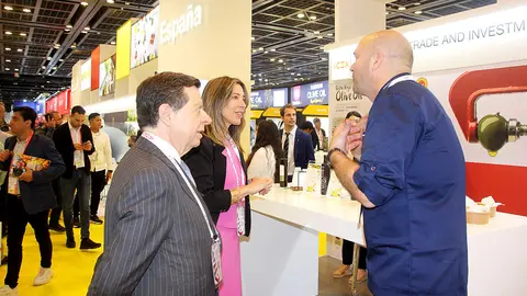 La secretaria de Estado de Comercio atiende las explicaciones del resposable de un stand dedicado al aceite en Gulfood 2023 en presencia del embajador de España en Emiratos Árabes Unidos. (EL CORREO)